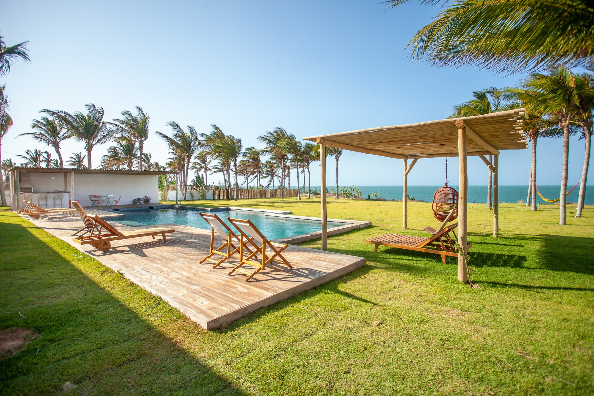 Piscine, transats et jardin tropical