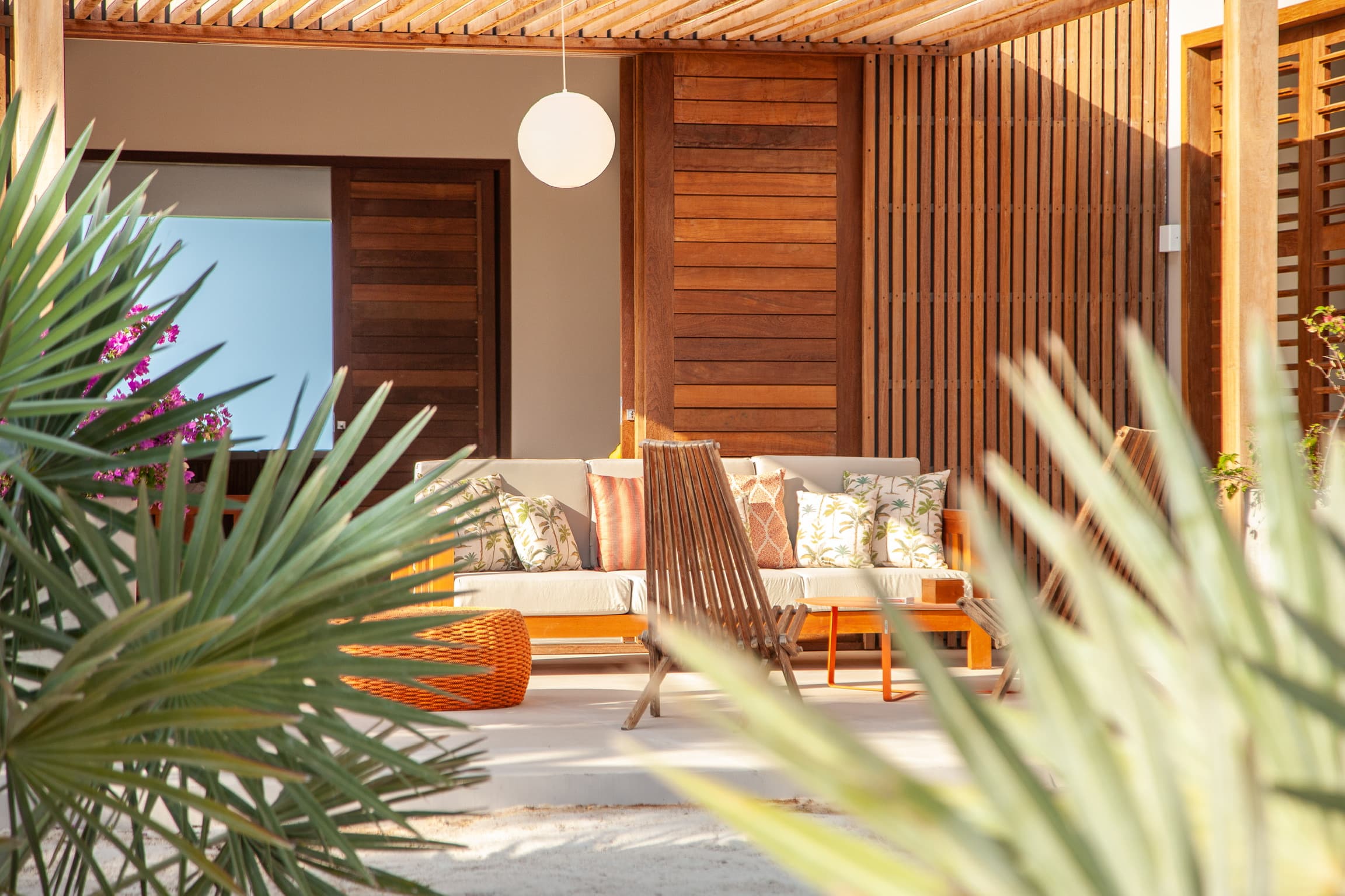 Terrasse couverte fleurie